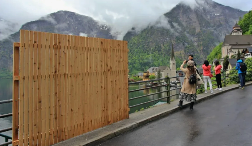 В Альпах туристов отпугивают высокими заборами: перекрывают красивые пейзажи
