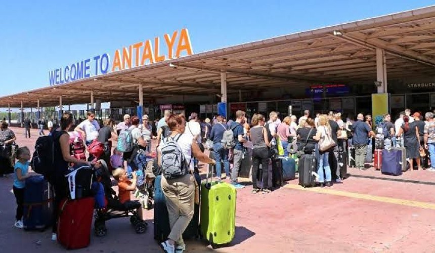 Рейсы в Анталью: семью с тремя детьми разделил овербукинг в турецком аэропорту