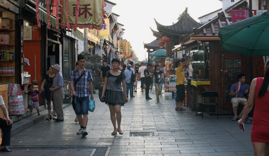 Экскурсоводы не могут навязывать туристам походы по магазинам: китайского гида наказали юанем