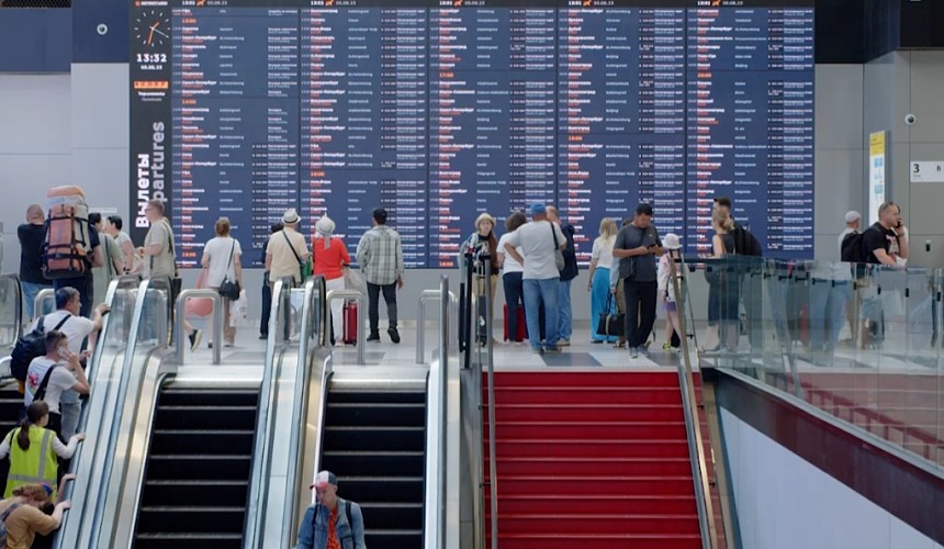 Система бронирования авиакомпаний дала сбой из-за хакерской атаки из-за рубежа: туристы стояли в очередях и ждали вылета отложенных рейсов