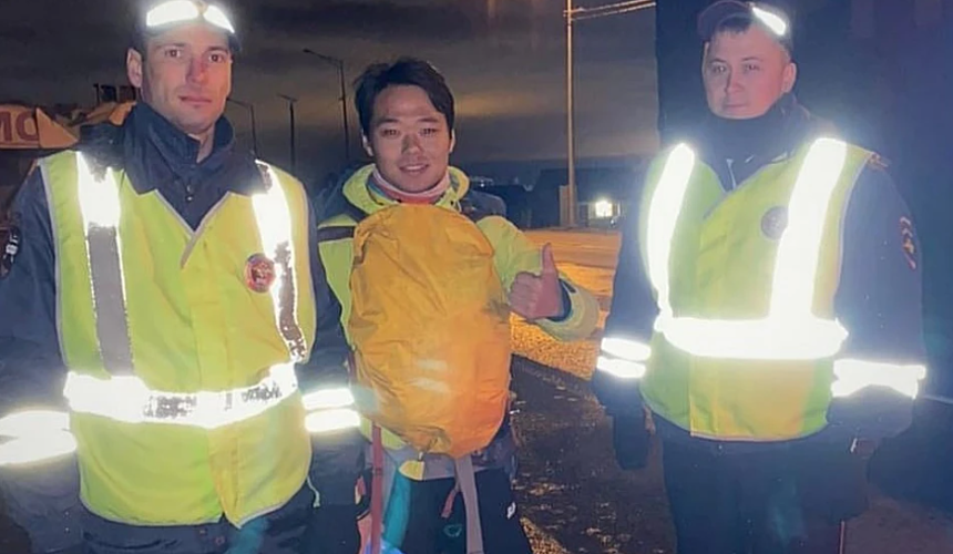 Полицейский патруль ДПС в Самарской области не позволил автостопщику из Китая замерзнуть ночью на трассе