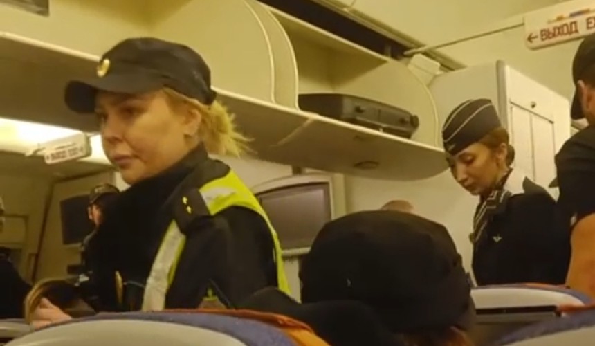 На рейсе Аэрофлота пассажир пошутил о бомбе в поясе-бандаже: шутку пришлось повторить в полиции