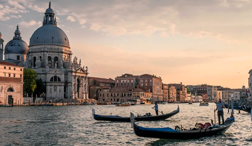 Венеция предложит туристам купить билет на въезд в город в 2024 году