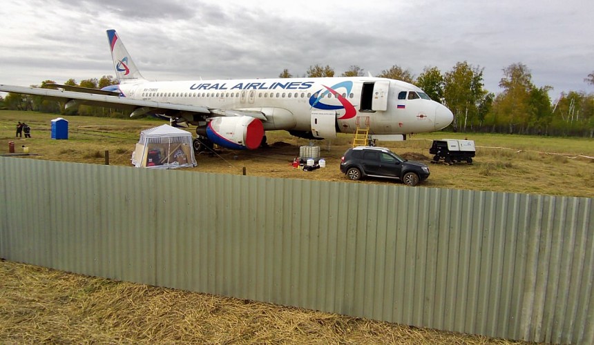 Авиакомпания Уральские авиалинии не сможет поднять в воздух с поля свой аварийно севший под Новосибирском аэробус