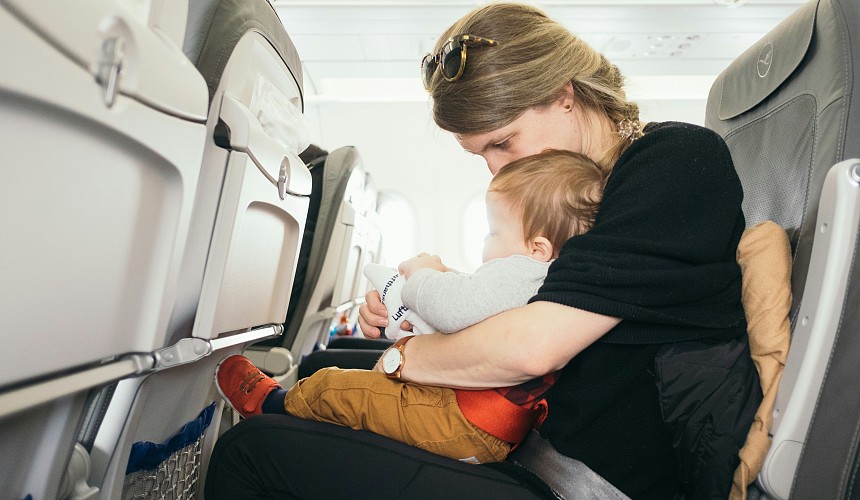 Пассажирам с детьми в самолете хотят дать возможность сидеть на соседних местах